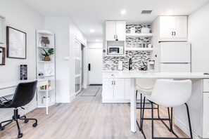 Refrigerador, microondas, cafetera y tetera y tostadora 