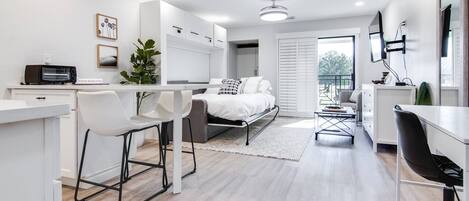 Escritorio, wifi gratis y ropa de cama