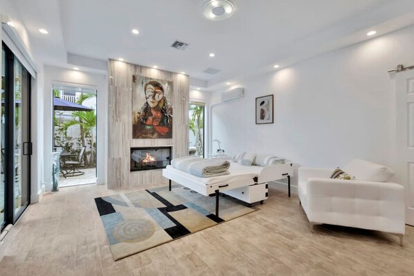 3 habitaciones, escritorio y tabla de planchar con plancha 