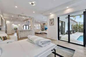 3 habitaciones, escritorio y tabla de planchar con plancha 