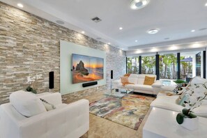 Televisión, chimenea, tenis de mesa y estéreo 