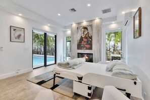 3 bedrooms, desk, iron/ironing board, travel crib