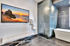 Hair dryer, towels - Lynora`s Luxe Estate - 3BR/3BA w/ Modern Design & Heated Pool (Fort Lauderdale)