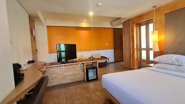 Habitación doble junior | Escritorio y espacio para trabajar con laptop 