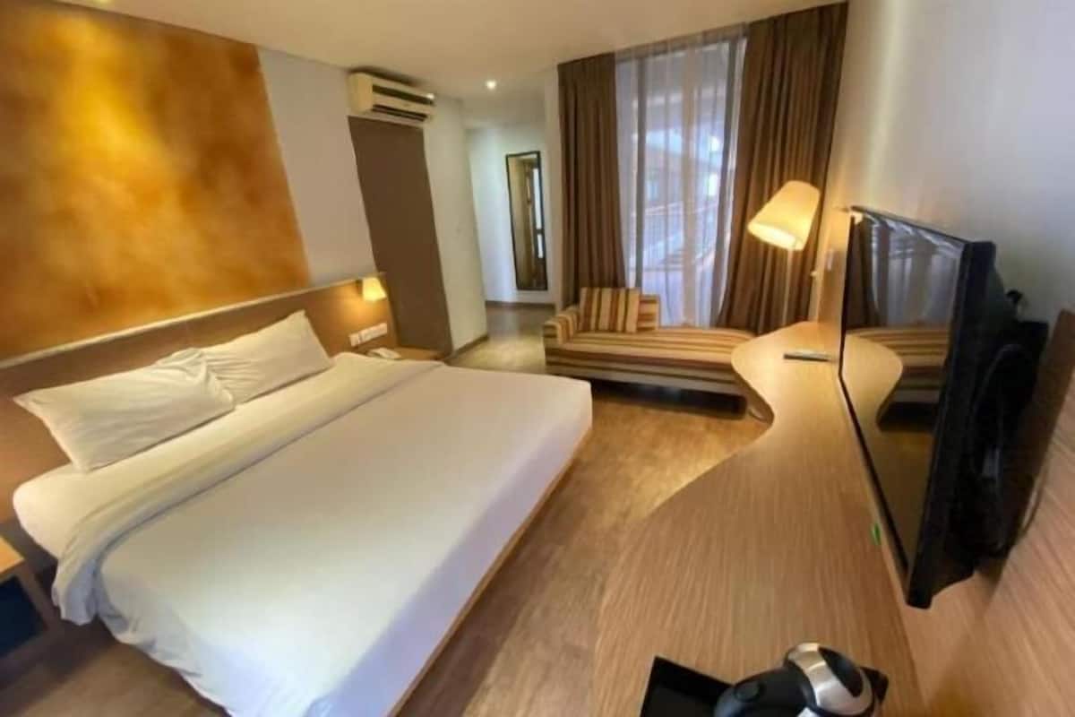 Desk, laptop workspace, iron/ironing board, free WiFi