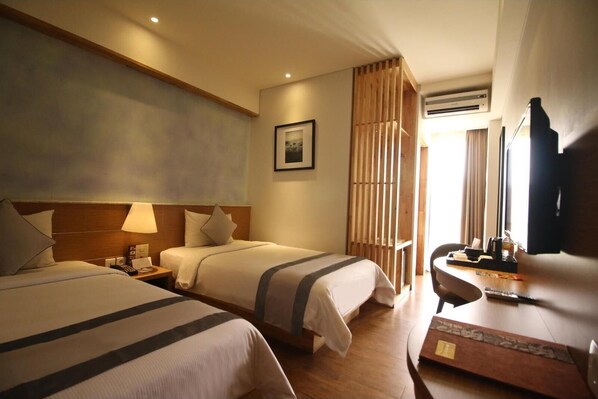 Deluxe Twin Room | Desk, laptop workspace, iron/ironing board, free WiFi