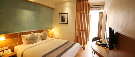 Deluxe Double Room | Desk, laptop workspace, iron/ironing board, free WiFi