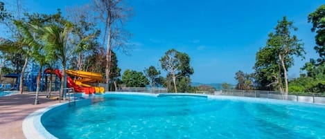 Indoor pool, sun loungers