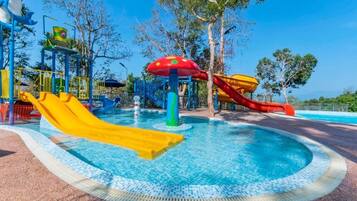Indoor pool, sun loungers