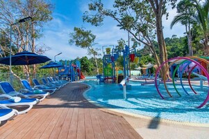Una piscina techada, sillones reclinables de piscina