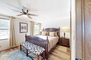 3 bedrooms, WiFi, bed sheets - Dog-friendly home with mountain view, foosball, enclosed yard & W/D (South Fork)