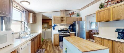 Jääkaappi, mikroaaltouuni, uuni, liesi