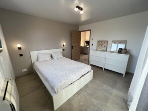 3 bedrooms, iron/ironing board, travel cot, free WiFi
