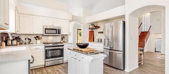 Spacious home with mountain views, grill, central air-conditioning, & free WiFi