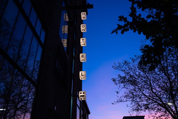 Un edificio con un cartel que dice 'HOTEL' en letras mayúsculas.