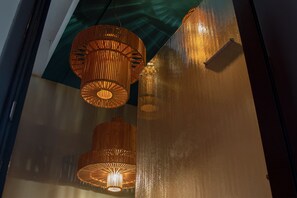 Una habitación con tres lámparas colgantes de bambú.