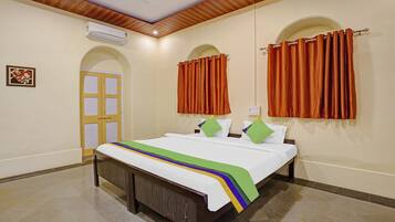 Habitació Deluxe | Escriptori i planxa i posts de planxar