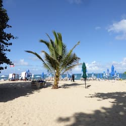 En la playa, arena blanca