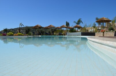 Sandy beach 500m away, air conditioning, swimming pool