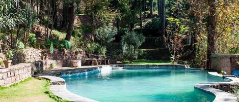 2 outdoor pools