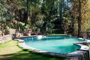 2 piscines extérieures