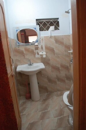 淋浴設備、雨淋花灑、免費梳洗用品、拖鞋