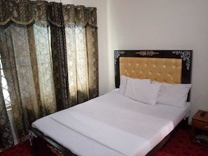 標準雙人房 | 隔音、免費 Wi-Fi、床單