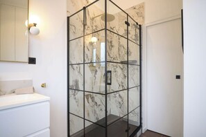 Dusj, hårføner, håndklær og såpe