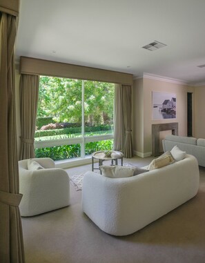 Living area - Forest View House (Stirling)