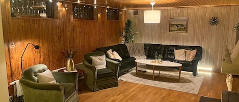 Smart TV, chimenea, videojuegos y libros