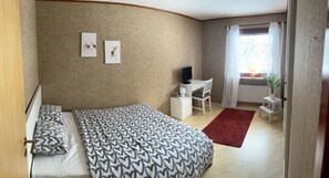 5 bedrooms, in-room safe, desk, travel cot