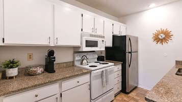 Een koelkast, een microgolfoven, een oven, een kookplaat