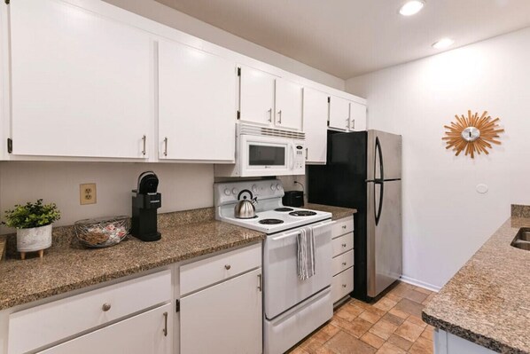 Køleskab, mikrobølgeovn, ovn, kogeplade