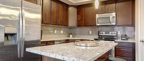 Køleskab, mikrobølgeovn, ovn, kogeplade