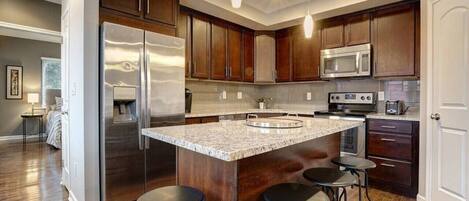 Frigorifero, microonde, forno, piano cottura