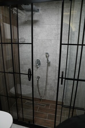 Chuveiro, chuveiro com efeito de chuva, secador de cabelo 