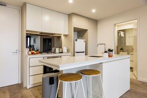 Refrigerador, microondas, horno, placa de cocina
