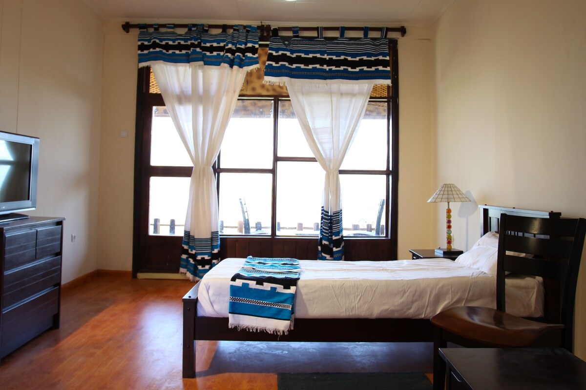 WiFi (free), bed sheets
