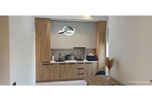 Kjøleskap, mikrobølgeovn, kokeplater og oppvaskmaskin