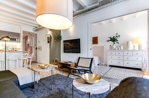 TV - CASA COSTA 4 BEDROOM APT (Barcelona)