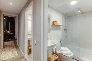 Douche, séchoir à cheveux, serviettes fournies