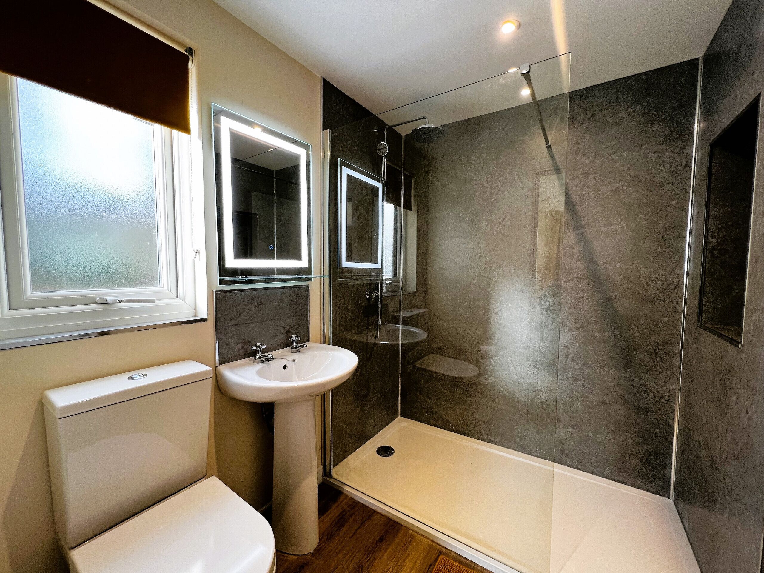 Badewanne, Haartrockner, Handtücher