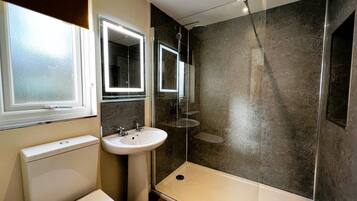 Badewanne, Haartrockner, Handtücher