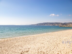 On the beach - Large studio on the seafront (Antibes)