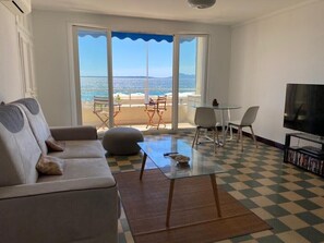 TV - Large studio on the seafront (Antibes)