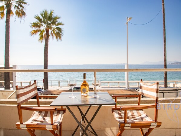 تناول الطعام بالخارج