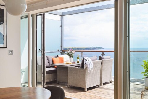 White Sails is two bedroomed seafront penthouse apartment overlooking the water