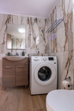 City Apartment, Non Smoking | Bathroom | Shower, hair dryer, towels, soap