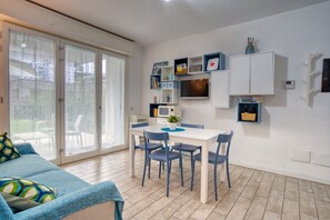 Une cuisine moderne avec une table à manger, des chaises et des appareils électroménagers intégrés.