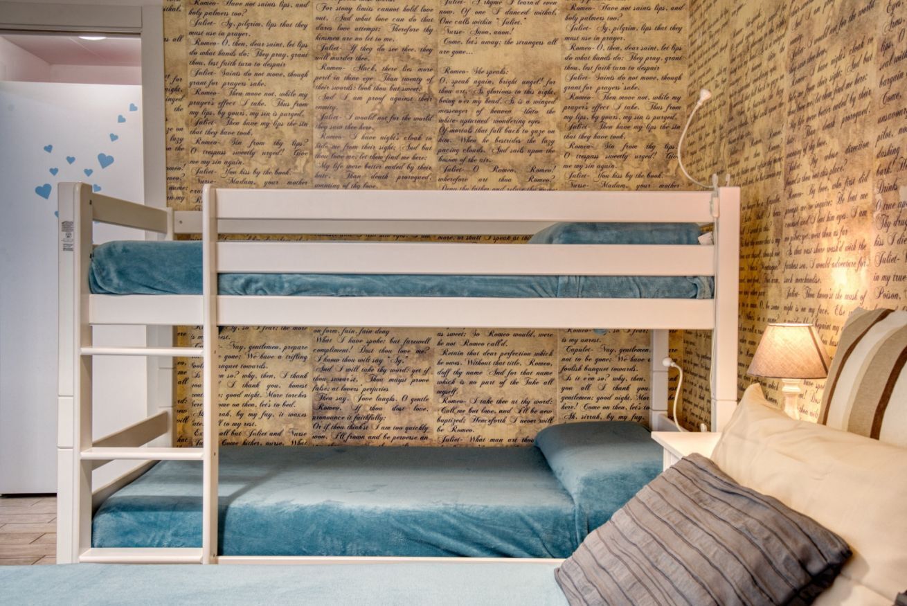 Iron/ironing board, travel crib